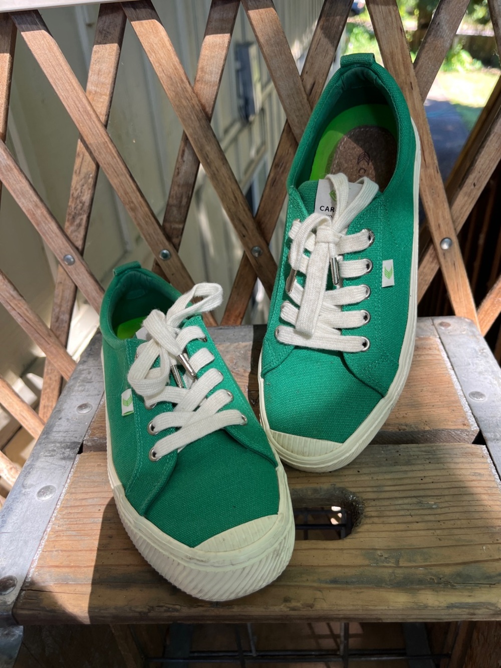 Cariuma OCA Low Green Canvas Sneakers Shoes Size Women 8/Men 6.5 great condition